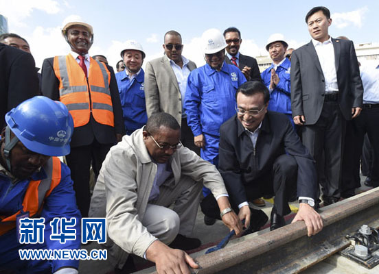 看到中埃雙方員工正在鋪軌作業(yè)，李克強(qiáng)同海爾馬里亞姆一起拿起扳手，擰緊螺絲。新華社記者 李學(xué)仁 攝