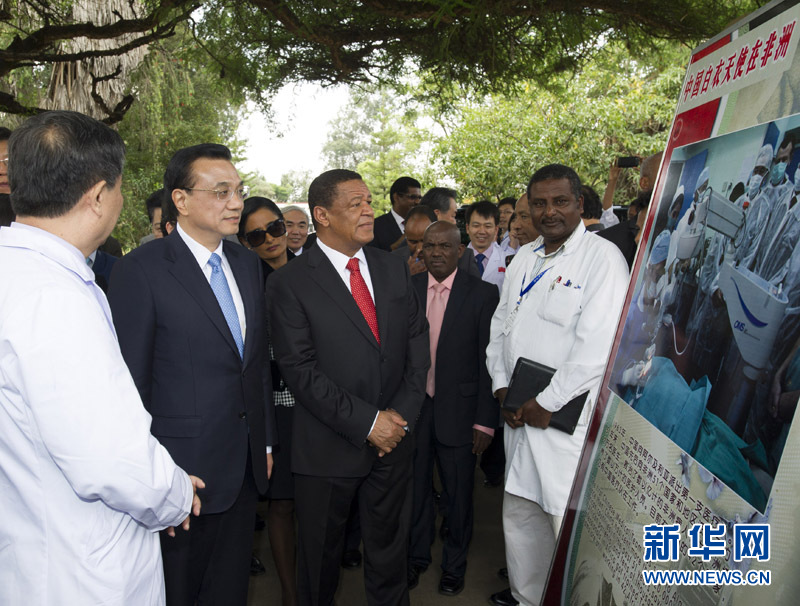 5月6日，中國國務院總理李克強與埃塞俄比亞總統(tǒng)穆拉圖一同來到亞的斯亞貝巴阿勒塔醫(yī)院，看望受益于中國免費白內障手術“光明行”活動的埃塞俄比亞患者。這是李克強在觀看“光明行”活動展板。 新華社記者 謝環(huán)馳 攝