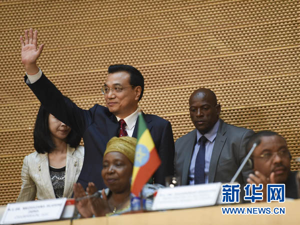 5月5日，中國國務院總理李克強在位于亞的斯亞貝巴的非洲聯(lián)盟總部發(fā)表題為《開創(chuàng)中非合作更加美好的未來》的演講。這是李克強步入會場時向聽眾揮手致意。新華社記者 李學仁 攝 