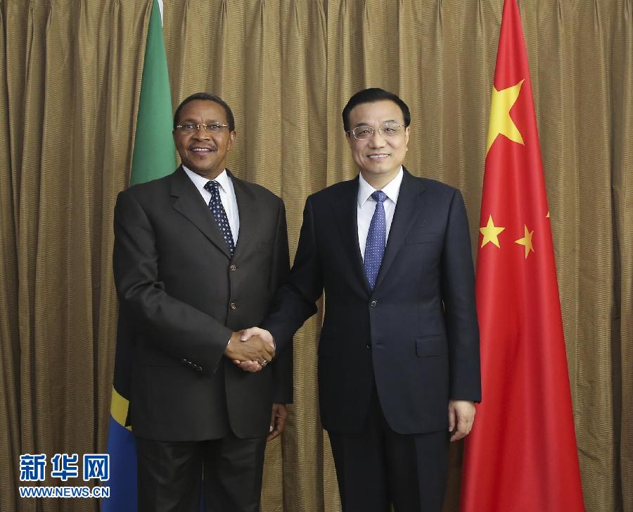  5月7日，正在尼日利亞訪問(wèn)的國(guó)務(wù)院總理李克強(qiáng)在阿布賈會(huì)見(jiàn)出席第24屆世界經(jīng)濟(jì)論壇非洲峰會(huì)全會(huì)的坦桑尼亞總統(tǒng)基奎特。 新華社記者 丁林?jǐn)z 