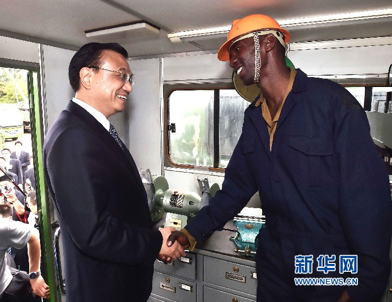 5月11日，中國國務(wù)院總理李克強(qiáng)參觀肯尼亞國家青年服務(wù)隊(duì)。這是李克強(qiáng)與服務(wù)隊(duì)隊(duì)員親切交談。 新華社記者 李濤 攝