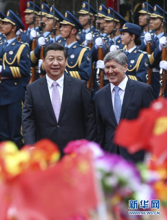 會談前，習(xí)近平在上海西郊會議中心廣場為阿坦巴耶夫舉行歡迎儀式。新華社記者 蘭紅光 攝 