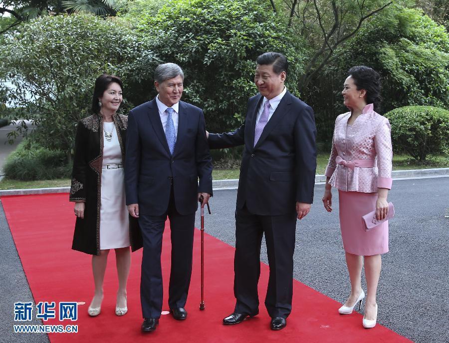 會談前，習(xí)近平在上海西郊會議中心廣場為阿坦巴耶夫舉行歡迎儀式。新華社記者 蘭紅光 攝 