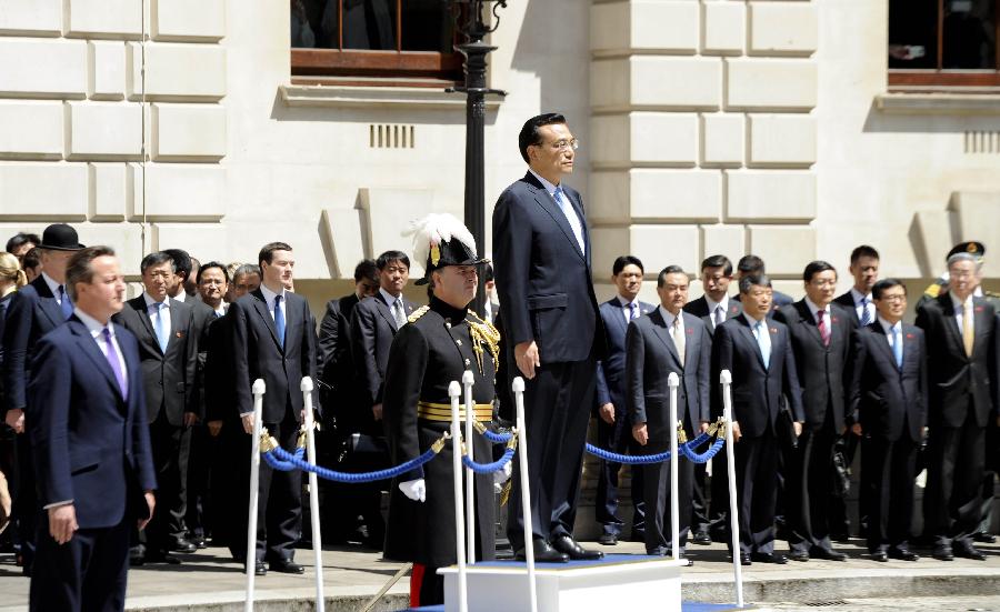 6月17日，中國(guó)國(guó)務(wù)院總理李克強(qiáng)在倫敦唐寧街10號(hào)首相府同英國(guó)首相卡梅倫舉行中英總理年度會(huì)晤。這是會(huì)晤前，卡梅倫為李克強(qiáng)舉行隆重的歡迎儀式。新華社記者 張鐸 攝 