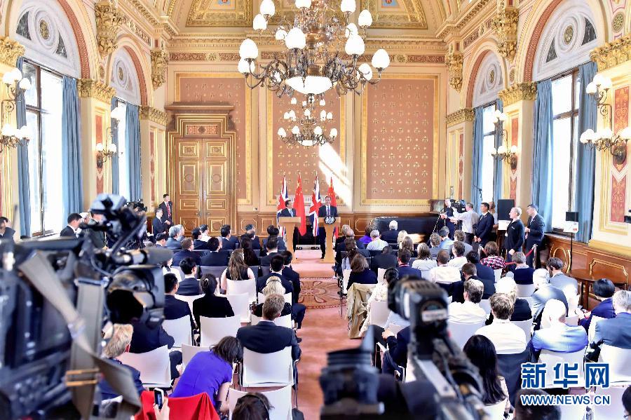 6月17日，中國國務(wù)院總理李克強(qiáng)同英國首相卡梅倫在倫敦舉行中英總理年度會晤后共同會見記者。新華社記者 李濤 攝