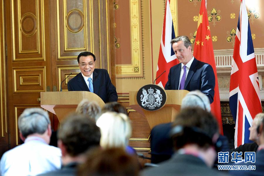 6月17日，中國國務(wù)院總理李克強(qiáng)同英國首相卡梅倫在倫敦舉行中英總理年度會晤后共同會見記者。新華社記者 李濤 攝