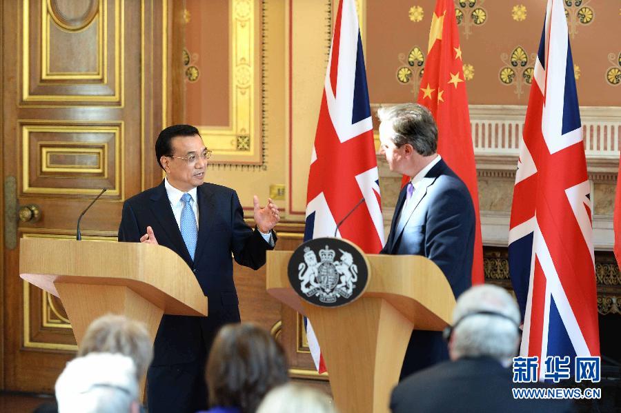 6月17日，中國國務(wù)院總理李克強(qiáng)同英國首相卡梅倫在倫敦舉行中英總理年度會晤后共同會見記者。新華社記者 李濤 攝