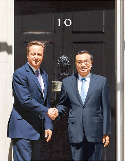 6月17日，國務(wù)院總理李克強(qiáng)在倫敦唐寧街10號首相府同英國首相卡梅倫舉行中英總理年度會晤。新華社記者 李 濤攝 