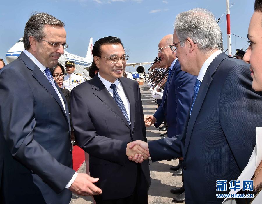 6月19日，國(guó)務(wù)院總理李克強(qiáng)乘專機(jī)抵達(dá)雅典國(guó)際機(jī)場(chǎng)，開始對(duì)希臘進(jìn)行正式訪問。希臘總理薩馬拉斯在機(jī)場(chǎng)為李克強(qiáng)舉行隆重的歡迎儀式。新華社記者 李濤 攝