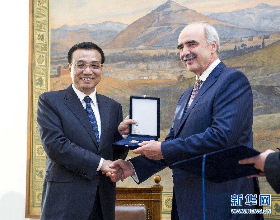 6月19日，國務(wù)院總理李克強在希臘議會大廈會見希臘議長米馬拉基斯。這是會見前，米馬拉基斯代表希臘議會向李克強授予議會金質(zhì)勛章。新華社記者 王曄 攝