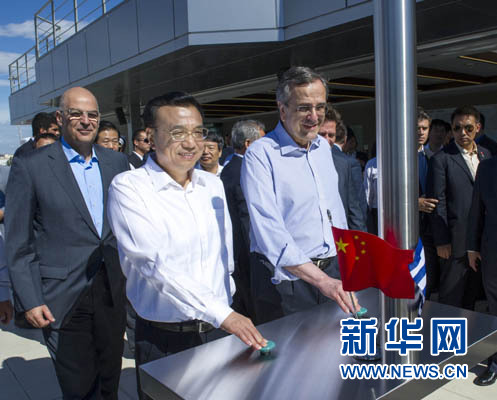 這是李克強(qiáng)與薩馬拉斯共同發(fā)出指令，一列滿載中國貨物的列車緩緩駛出比雷埃夫斯港，開往中東歐目的地。新華社記者 王曄 攝