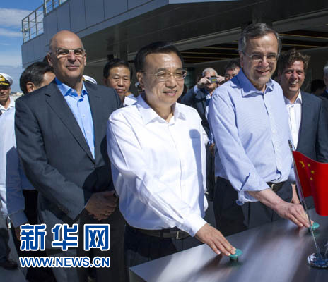這是李克強(qiáng)與薩馬拉斯共同發(fā)出指令，一列滿載中國貨物的列車緩緩駛出比雷埃夫斯港，開往中東歐目的地。新華社記者 王曄 攝