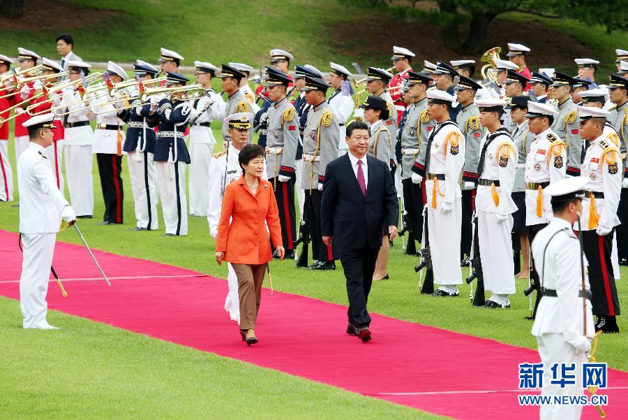 7月3日，國家主席習(xí)近平在首爾同韓國總統(tǒng)樸槿惠舉行會談。會談前，樸槿惠在青瓦臺總統(tǒng)府為習(xí)近平舉行隆重歡迎儀式。 新華社記者姚大偉攝