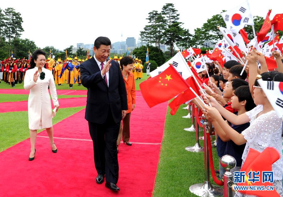7月3日，國家主席習(xí)近平在首爾同韓國總統(tǒng)樸槿惠舉行會談。會談前，樸槿惠在青瓦臺總統(tǒng)府為習(xí)近平舉行隆重歡迎儀式。 新華社記者饒愛民攝 