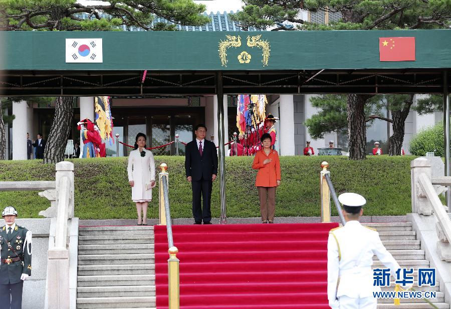 7月3日，國家主席習(xí)近平在首爾同韓國總統(tǒng)樸槿惠舉行會談。會談前，樸槿惠在青瓦臺總統(tǒng)府為習(xí)近平舉行隆重歡迎儀式。 新華社記者丁林?jǐn)z 