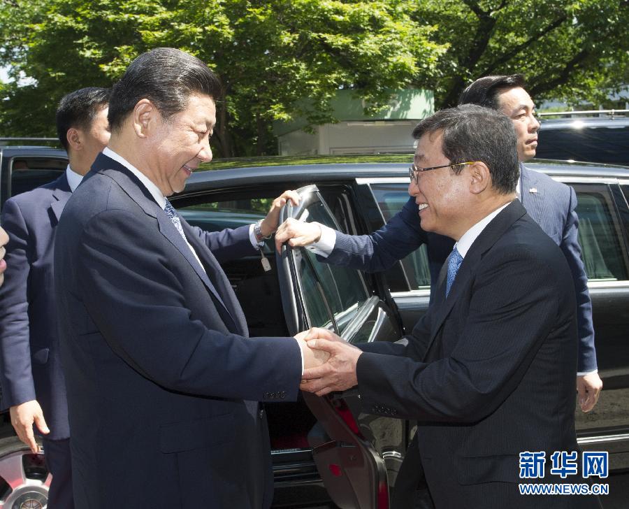 7月4日，國(guó)家主席習(xí)近平在韓國(guó)國(guó)立首爾大學(xué)發(fā)表題為《共創(chuàng)中韓合作未來(lái)　同襄亞洲振興繁榮》的重要演講。這是首爾大學(xué)校長(zhǎng)吳然天迎接習(xí)近平主席。新華社記者 謝環(huán)馳 攝 