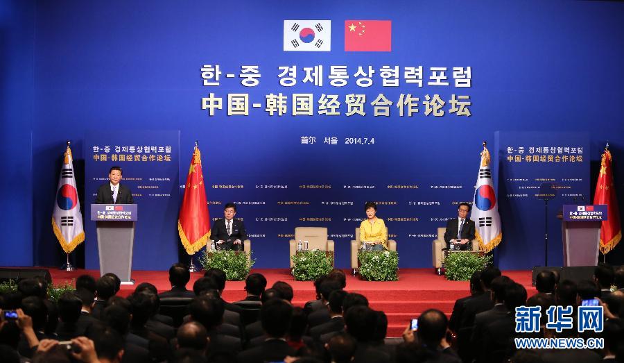 7月4日，國(guó)家主席習(xí)近平在首爾與韓國(guó)總統(tǒng)樸槿惠共同出席中韓經(jīng)貿(mào)合作論壇。習(xí)近平發(fā)表題為《攜手合作，共創(chuàng)未來(lái)》的重要講話。 新華社記者蘭紅光 攝  
