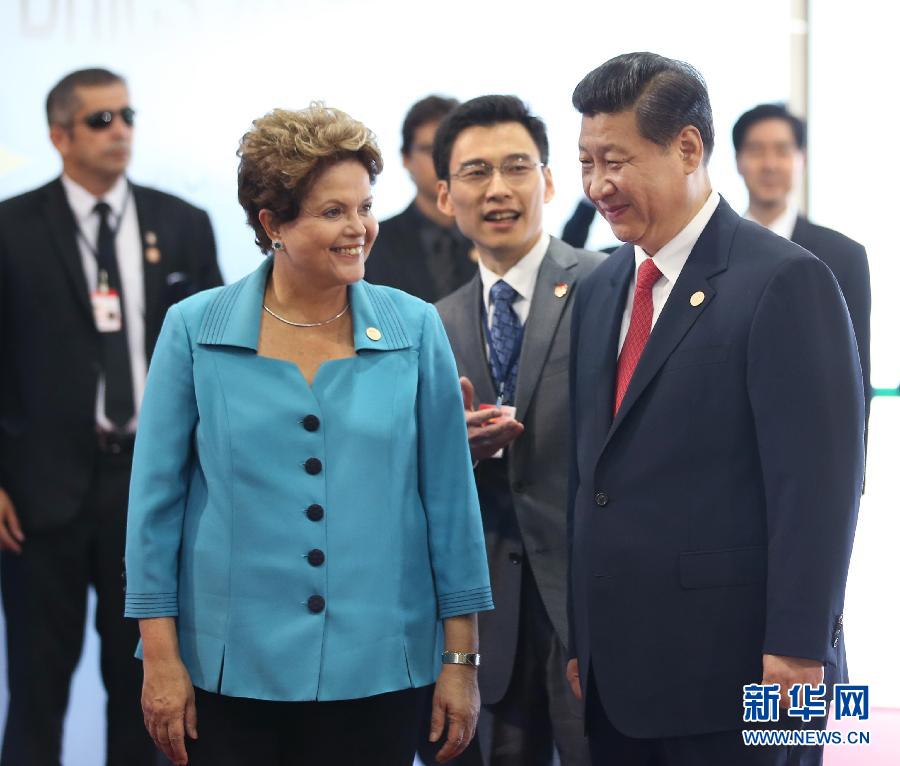 7月15日，國家主席習(xí)近平在巴西福塔萊薩出席金磚國家領(lǐng)導(dǎo)人第六次會晤。這是巴西總統(tǒng)羅塞夫迎接習(xí)近平主席。 新華社記者 蘭紅光 攝 