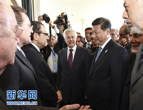 7月16日，國家主席習近平在巴西利亞會見巴西參議長卡列羅斯和眾議長阿爾維斯。這是兩院議長迎接習近平主席，并介紹議員代表。 新華社記者李學仁 攝 
