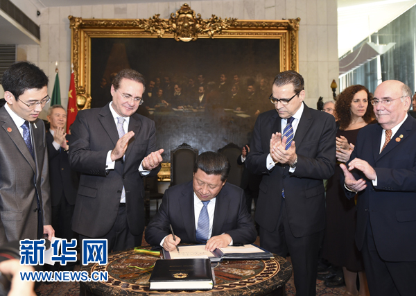 7月16日，國家主席習近平在巴西利亞會見巴西參議長卡列羅斯（前排左二）和眾議長阿爾維斯（前排右二）。這是習近平應邀為參眾兩院題詞。新華社記者 李學仁 攝 