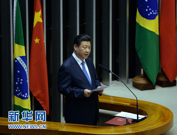 7月16日，國家主席習近平在巴西國會發(fā)表《弘揚傳統(tǒng)友好共譜合作新篇》的演講。 新華社記者 劉建生 攝 