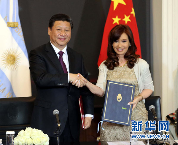 當?shù)貢r間7月18日，國家主席習近平在布宜諾斯艾利斯同阿根廷總統(tǒng)克里斯蒂娜舉行會談。這是會談后，兩國元首共同簽署并發(fā)表《中華人民共和國和阿根廷共和國關于建立全面戰(zhàn)略伙伴關系的聯(lián)合聲明》。新華社記者 劉衛(wèi)兵 攝