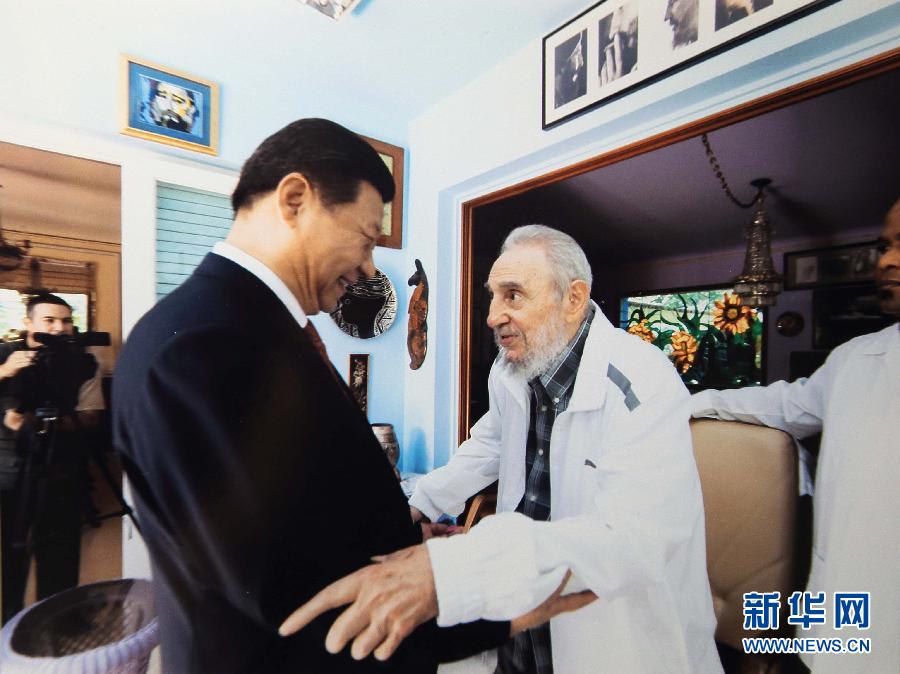 當(dāng)?shù)貢r(shí)間7月22日，國(guó)家主席習(xí)近平在哈瓦那親切探望古巴革命領(lǐng)袖菲德?tīng)?middot;卡斯特羅。 新華社發(fā)