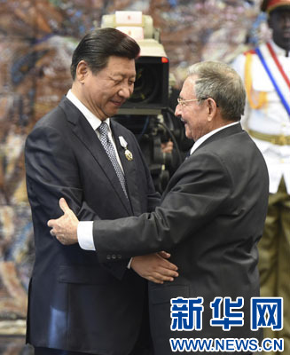 當(dāng)?shù)貢r(shí)間7月22日，國(guó)家主席習(xí)近平在哈瓦那接受古巴政府授予的“何塞·馬蒂”勛章。古巴國(guó)務(wù)委員會(huì)主席兼部長(zhǎng)會(huì)議主席勞爾·卡斯特羅為習(xí)近平佩戴勛章。新華社記者馬占成攝