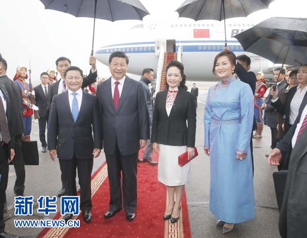 8月21日，國(guó)家主席習(xí)近平抵達(dá)烏蘭巴托，開始對(duì)蒙古國(guó)進(jìn)行國(guó)事訪問(wèn)。習(xí)近平和夫人彭麗媛在機(jī)場(chǎng)受到蒙古國(guó)總理阿勒坦呼亞格夫婦熱情迎接。新華社記者鞠鵬攝 