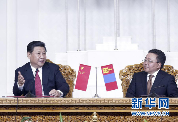 8月21日，國(guó)家主席習(xí)近平在烏蘭巴托同蒙古國(guó)總統(tǒng)額勒貝格道爾吉舉行會(huì)談。會(huì)談后，兩國(guó)元首共同會(huì)見(jiàn)記者。 新華社記者 鞠鵬 攝