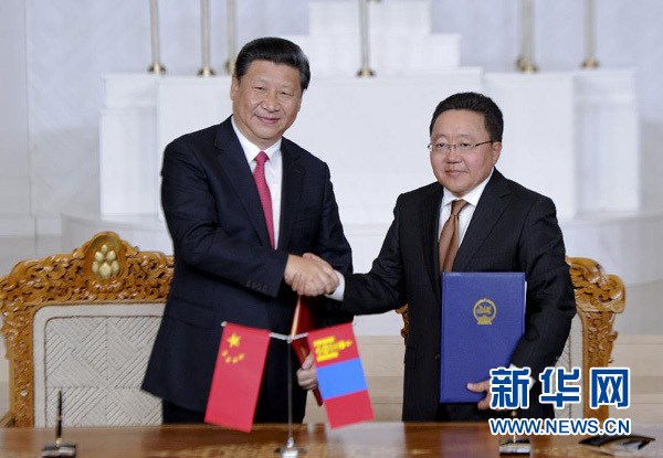 8月21日，國(guó)家主席習(xí)近平在烏蘭巴托同蒙古國(guó)總統(tǒng)額勒貝格道爾吉舉行會(huì)談。會(huì)談后，兩國(guó)元首共同簽署并發(fā)表《中華人民共和國(guó)和蒙古國(guó)關(guān)于建立和發(fā)展全面戰(zhàn)略伙伴關(guān)系的聯(lián)合宣言》。新華社記者 張鐸 攝
