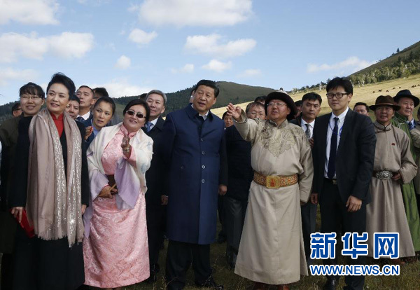 8月22日，國(guó)家主席習(xí)近平在蒙古國(guó)總統(tǒng)額勒貝格道爾吉陪同下前往烏蘭巴托市郊觀看那達(dá)慕。這是習(xí)近平和夫人彭麗媛同額勒貝格道爾吉夫婦觀看表演。新華社記者 鞠鵬 攝
