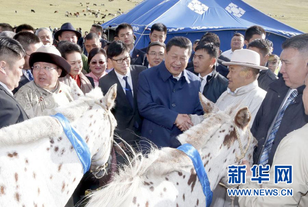 8月22日，國(guó)家主席習(xí)近平在蒙古國(guó)總統(tǒng)額勒貝格道爾吉陪同下前往烏蘭巴托市郊觀看那達(dá)慕。額勒貝格道爾吉向習(xí)近平夫婦贈(zèng)送兩匹蒙古馬。習(xí)近平為兩匹馬分別取名阿爾泰和克魯倫，寓意中蒙兩國(guó)山水相連、睦鄰友好。新華社記者 鞠鵬 攝