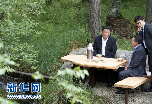 8月22日，國家主席習(xí)近平同蒙古國總統(tǒng)額勒貝格道爾吉在烏蘭巴托市郊的總統(tǒng)官邸再次會(huì)晤。這是習(xí)近平同額勒貝格道爾吉會(huì)晤后在溪畔飲茶。新華社記者 黃敬文 攝