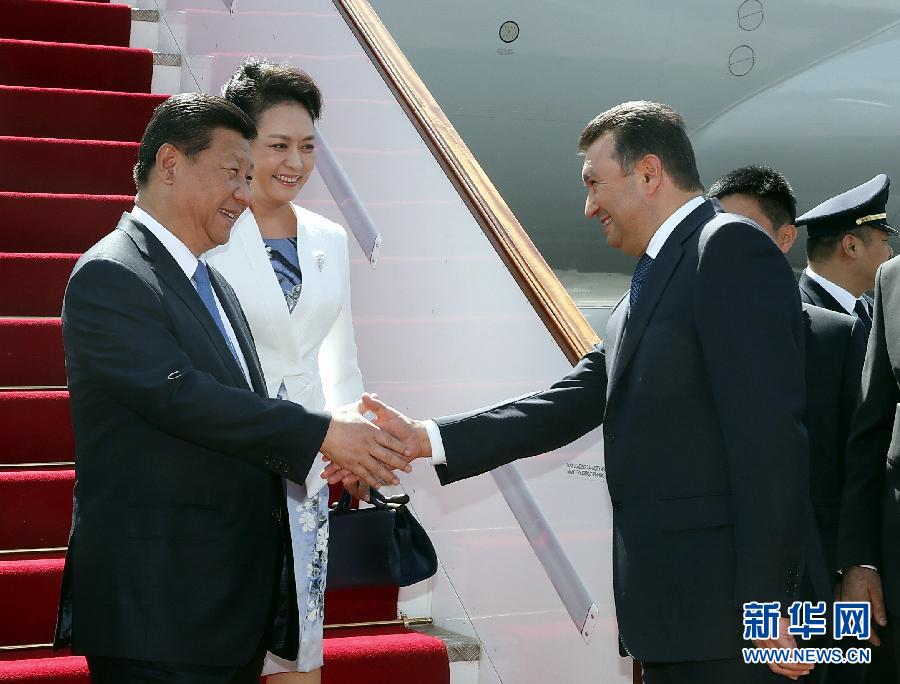 9月11日，國家主席習(xí)近平抵達(dá)杜尚別，應(yīng)塔吉克斯坦總統(tǒng)拉赫蒙邀請，出席上海合作組織成員國元首理事會第十四次會議并對塔吉克斯坦進(jìn)行國事訪問。習(xí)近平和夫人彭麗媛在機場受到塔吉克斯坦總理拉蘇爾佐達(dá)等熱情迎接。新華社記者 鞠鵬 攝 