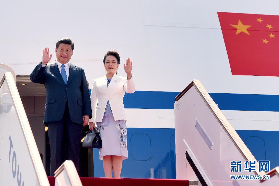 9月11日，中國國家主席習(xí)近平抵達(dá)杜尚別，應(yīng)塔吉克斯坦總統(tǒng)拉赫蒙邀請，出席上海合作組織成員國元首理事會第十四次會議并對塔吉克斯坦進(jìn)行國事訪問。這是習(xí)近平和夫人彭麗媛走出機艙。新華社記者 馬占成 攝 