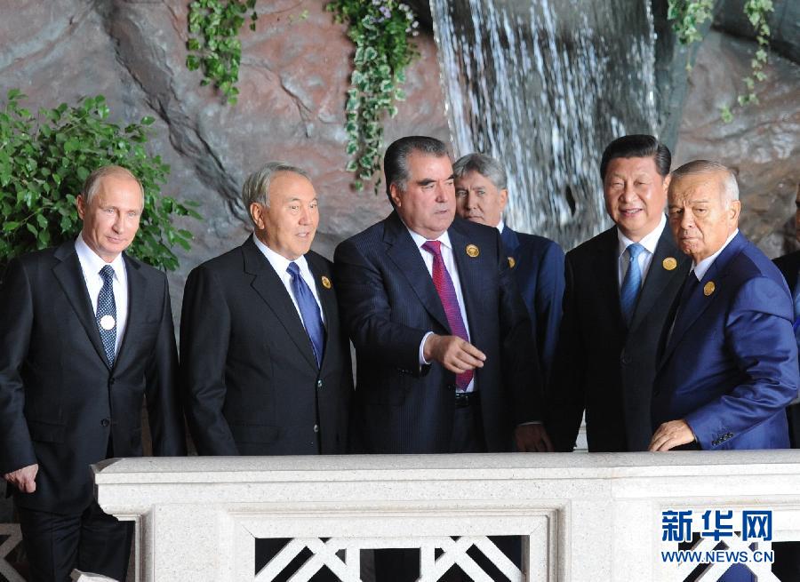 9月12日，上海合作組織成員國元首理事會第十四次會議在塔吉克斯坦首都杜尚別舉行。國家主席習近平出席會議并發(fā)表重要講話。這是習近平同其他成員國元首親切交談。新華社記者謝環(huán)馳攝 