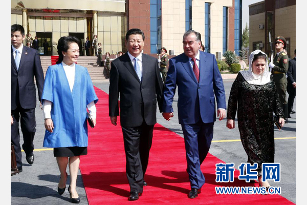 9月14日，國家主席習(xí)近平結(jié)束對(duì)塔吉克斯坦的國事訪問，乘坐專機(jī)離開杜尚別。拉赫蒙總統(tǒng)夫婦專程到機(jī)場為習(xí)近平和夫人彭麗媛送行。新華社記者 鞠鵬 攝 