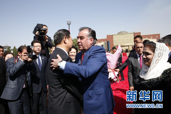 9月14日，國家主席習(xí)近平結(jié)束對(duì)塔吉克斯坦的國事訪問，乘坐專機(jī)離開杜尚別。拉赫蒙總統(tǒng)夫婦專程到機(jī)場為習(xí)近平和夫人彭麗媛送行。新華社記者 鞠鵬 攝 