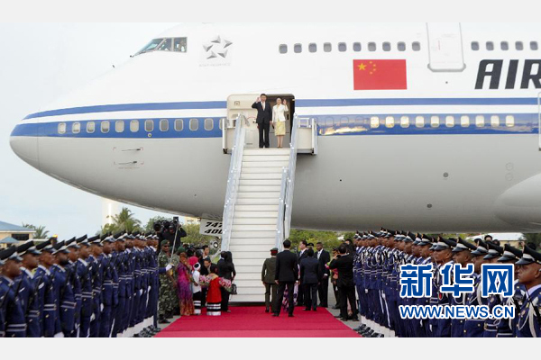 9月14日，國家主席習(xí)近平抵達(dá)馬累，開始對馬爾代夫進(jìn)行國事訪問。習(xí)近平和夫人彭麗媛在機(jī)場受到馬爾代夫總統(tǒng)亞明夫婦的熱情迎接。新華社記者 張鐸 攝