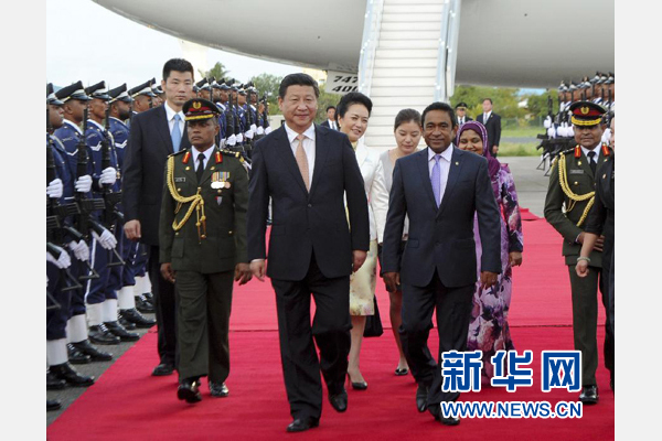 9月14日，國家主席習(xí)近平抵達(dá)馬累，開始對馬爾代夫進(jìn)行國事訪問。習(xí)近平和夫人彭麗媛在機(jī)場受到馬爾代夫總統(tǒng)亞明夫婦的熱情迎接。新華社記者 張鐸 攝 