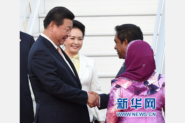  9月14日，國家主席習(xí)近平抵達(dá)馬累，開始對馬爾代夫進(jìn)行國事訪問。習(xí)近平和夫人彭麗媛在機(jī)場受到馬爾代夫總統(tǒng)亞明夫婦的熱情迎接。新華社記者 馬占成 攝 