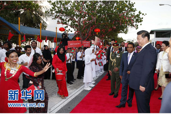  9月14日，國家主席習(xí)近平抵達(dá)馬累，開始對馬爾代夫進(jìn)行國事訪問。習(xí)近平和夫人彭麗媛在機(jī)場受到馬爾代夫總統(tǒng)亞明夫婦的熱情迎接。新華社記者 鞠鵬 攝 