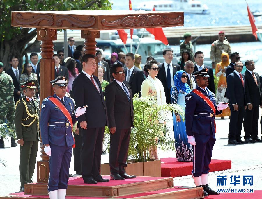 9月15日，國(guó)家主席習(xí)近平同馬爾代夫總統(tǒng)亞明在馬累舉行會(huì)談。會(huì)談前，亞明在共和國(guó)廣場(chǎng)為習(xí)近平舉行歡迎儀式。 新華社記者 馬占成 攝