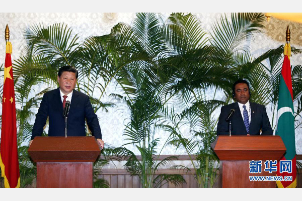 9月15日，國(guó)家主席習(xí)近平在馬累與馬爾代夫總統(tǒng)亞明共同會(huì)見(jiàn)記者。 新華社記者 鞠鵬 攝