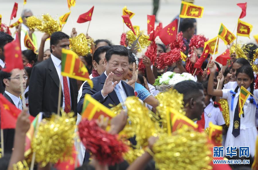  9月16日，國家主席習(xí)近平抵達(dá)科倫坡，開始對斯里蘭卡進(jìn)行國事訪問。在班達(dá)拉奈克國際機(jī)場，習(xí)近平和夫人彭麗媛受到拉賈帕克薩總統(tǒng)夫婦熱情迎接。新華社記者謝環(huán)馳攝 