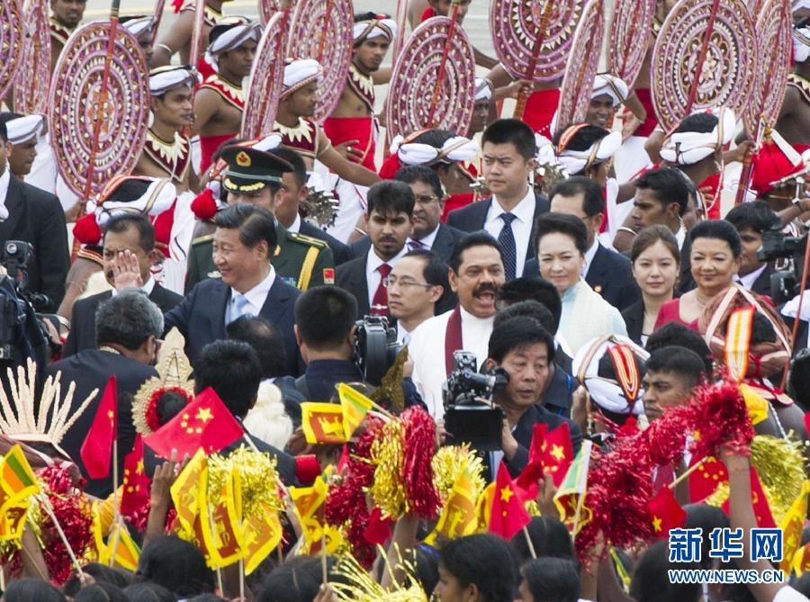 9月16日，國家主席習(xí)近平抵達(dá)科倫坡，開始對斯里蘭卡進(jìn)行國事訪問。在班達(dá)拉奈克國際機(jī)場，習(xí)近平和夫人彭麗媛受到拉賈帕克薩總統(tǒng)夫婦熱情迎接。新華社記者黃敬文攝 