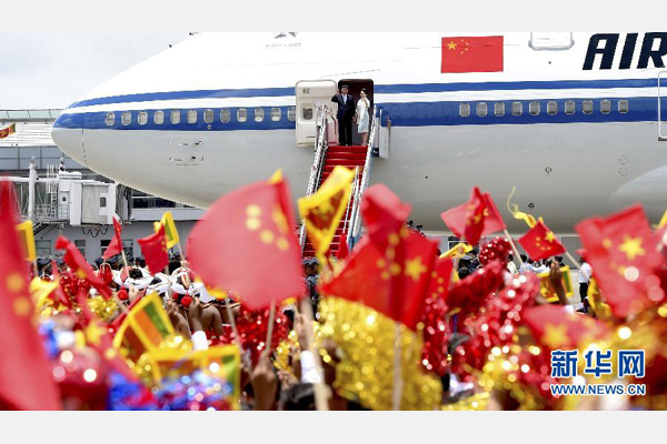 9月16日，國家主席習(xí)近平抵達(dá)科倫坡，開始對斯里蘭卡進(jìn)行國事訪問。這是習(xí)近平和夫人彭麗媛向歡迎群眾揮手致意。 新華社記者馬占成攝 