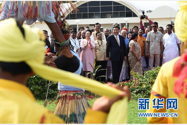 9月17日，國家主席習近平抵達古吉拉特邦艾哈邁達巴德市，開始對印度進行國事訪問。這是印度青年跳起古吉拉特邦傳統舞蹈，歡迎習近平和夫人彭麗媛。新華社記者 馬占成 攝
