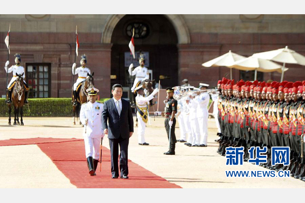 9月18日，國(guó)家主席習(xí)近平出席印度總統(tǒng)慕克吉在總統(tǒng)府舉行的隆重歡迎儀式。 新華社記者 張鐸 攝